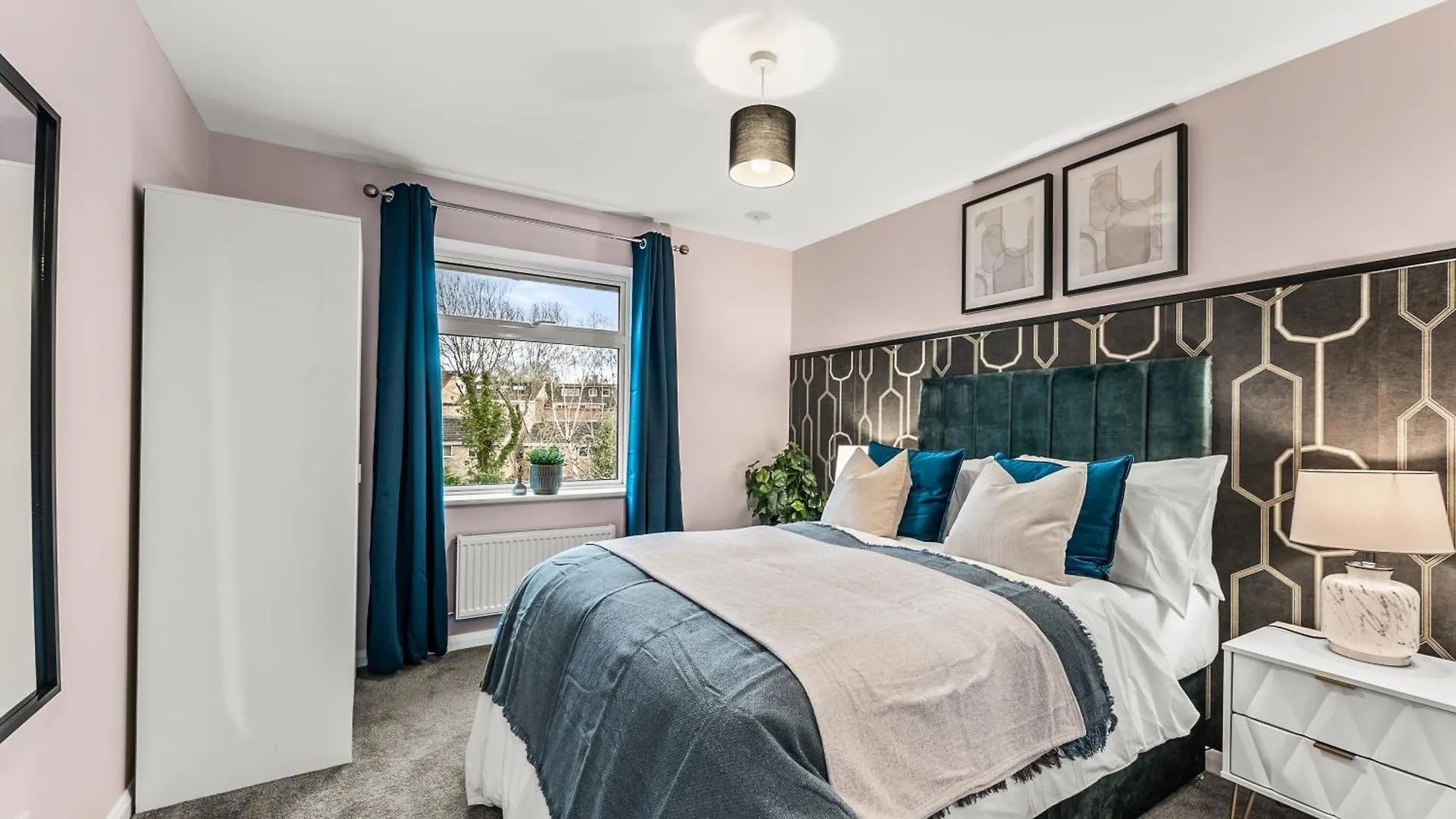 Elegant Retreat In Cheltenham - Garden & Parking Included