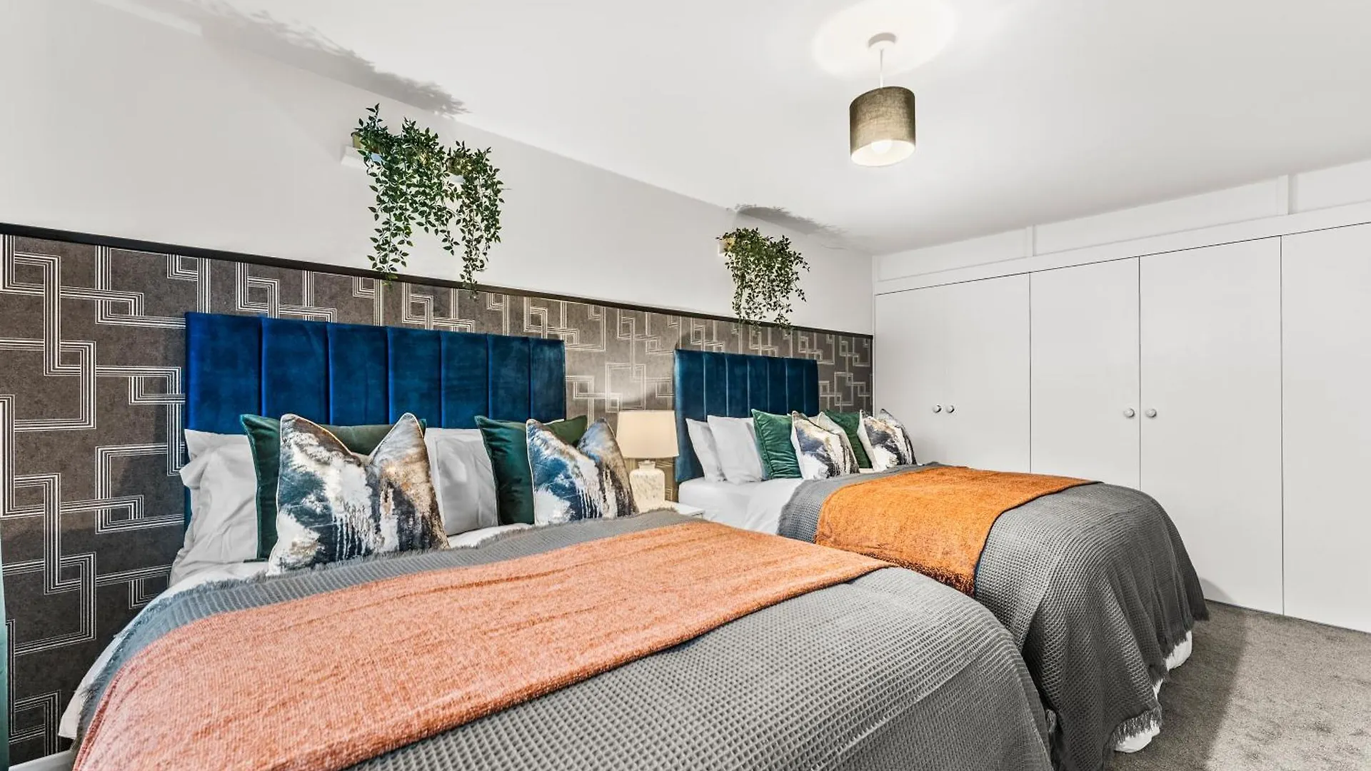 Elegant Retreat In Cheltenham - Garden & Parking Included United Kingdom
