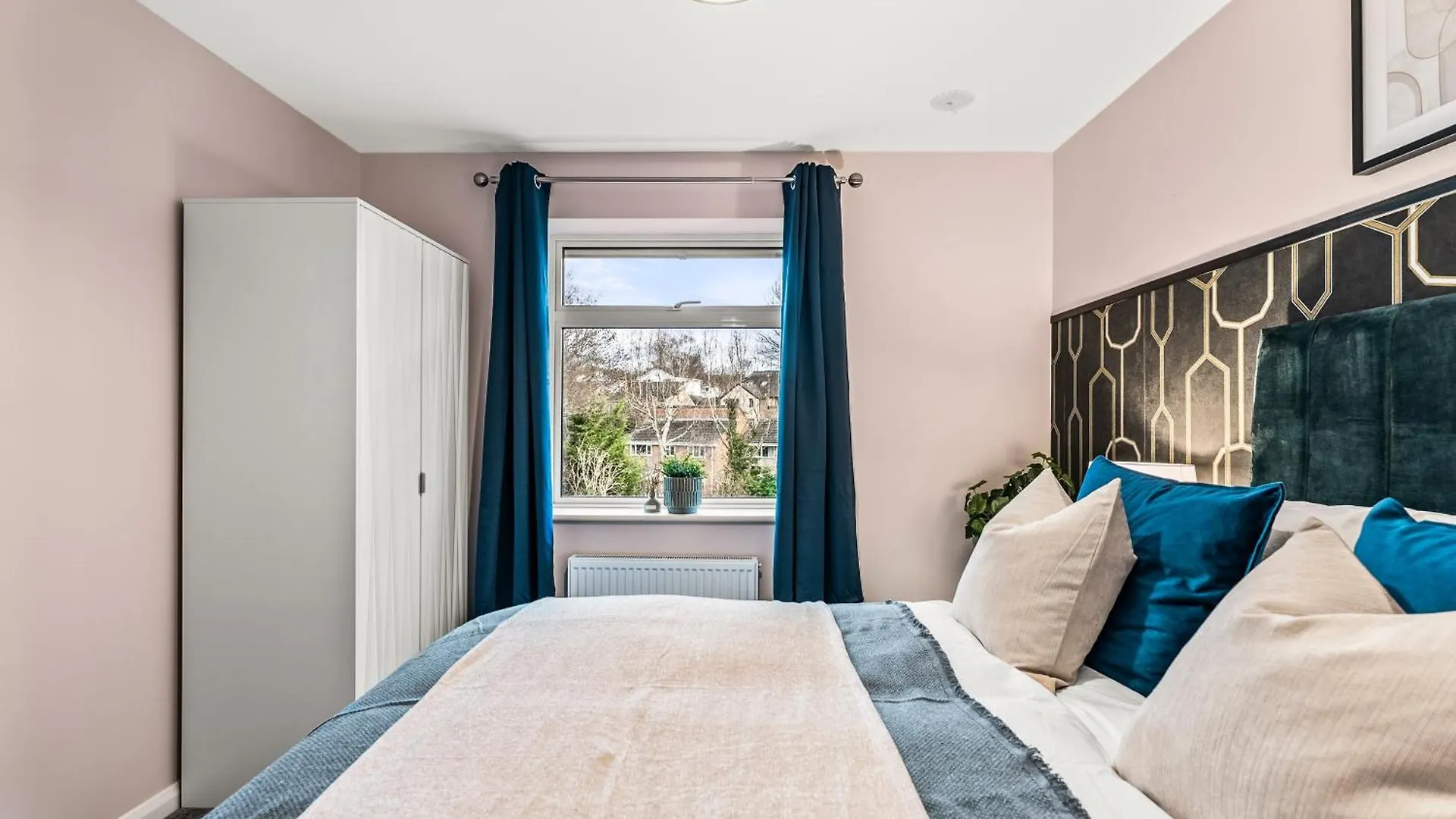 Elegant Retreat In Cheltenham - Garden & Parking Included Holiday home