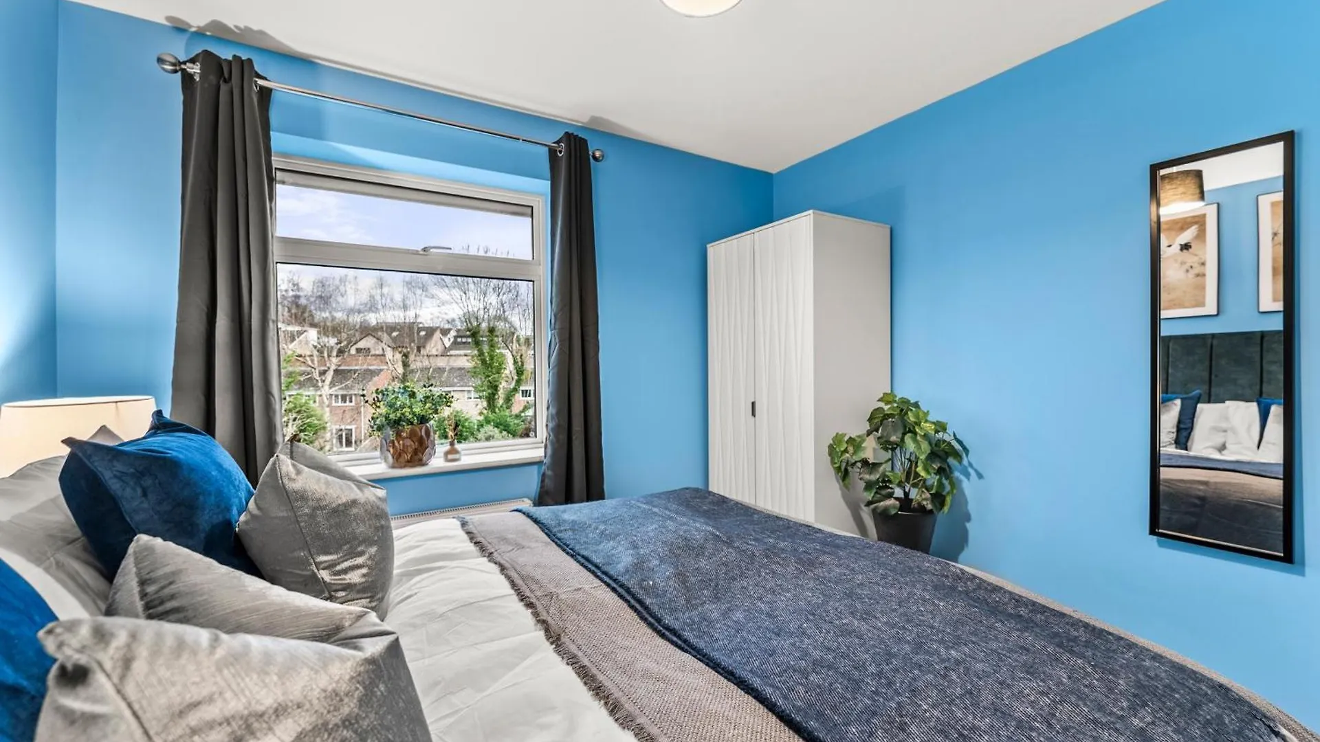 Elegant Retreat In Cheltenham - Garden & Parking Included 0*,