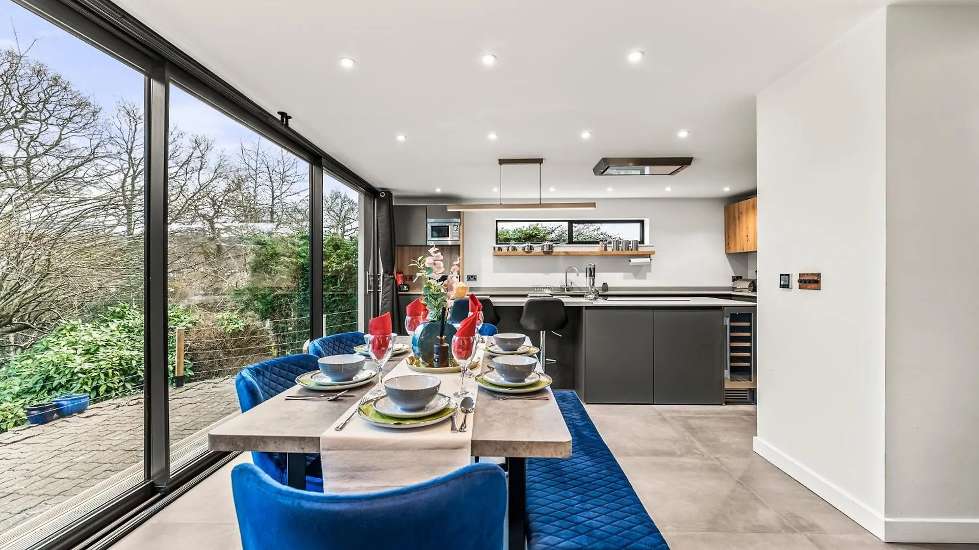 Elegant Retreat In Cheltenham - Garden & Parking Included Holiday home