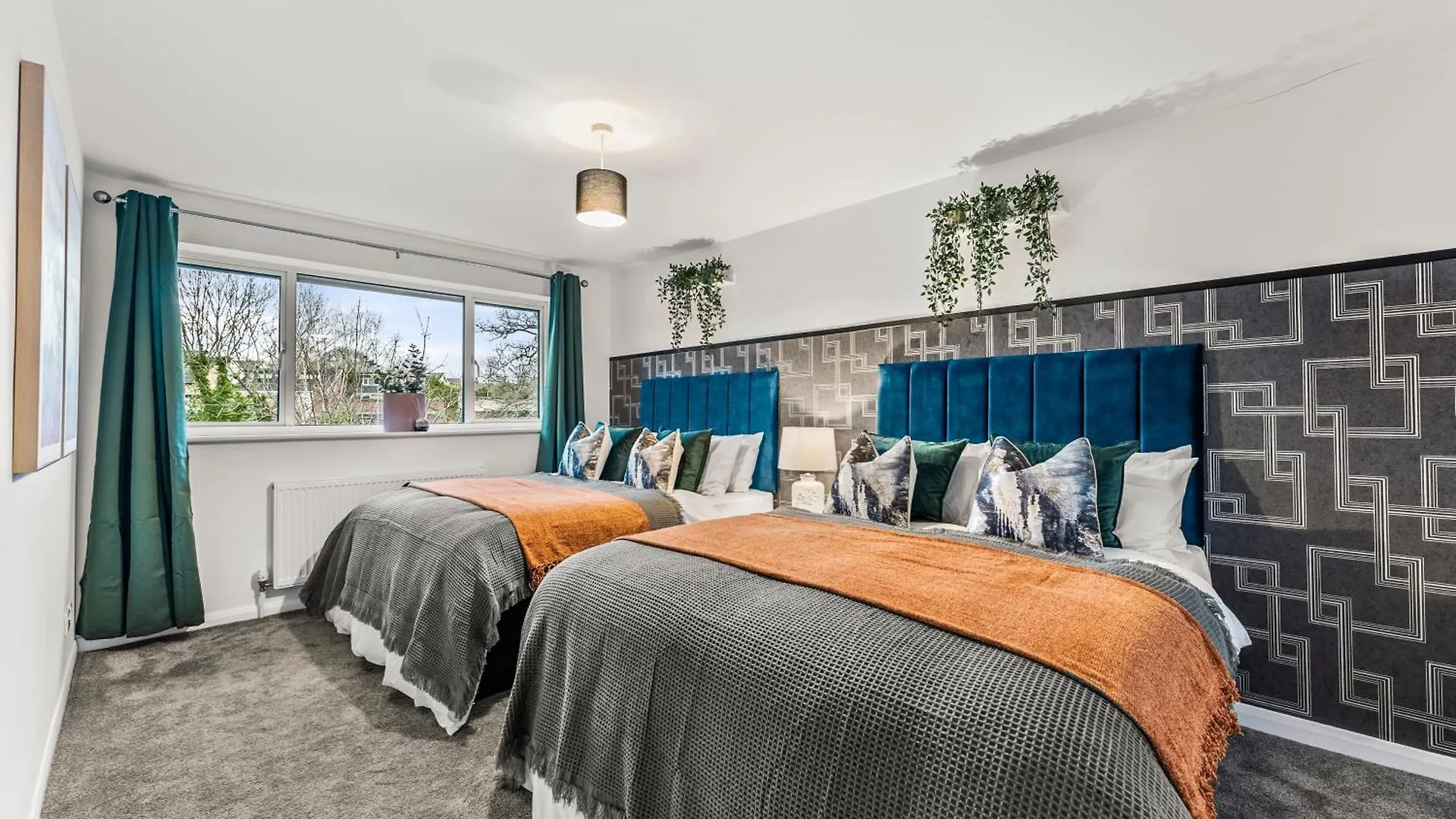 Elegant Retreat In Cheltenham - Garden & Parking Included