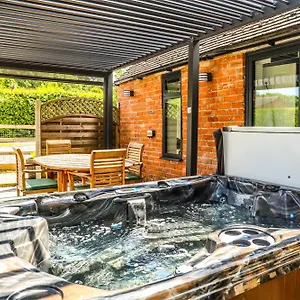 With Hot Tub - Near And Tewkesbury Holiday home
