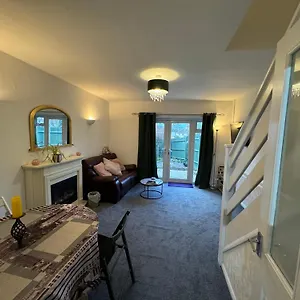 Comfortable Away From Home, Spacious 2 Bedroom Town House,self Catering, Free Parking, Walking Distance To Town Centre Holiday home